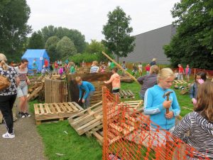 Timmeren in het Heksenketel Huttendorp